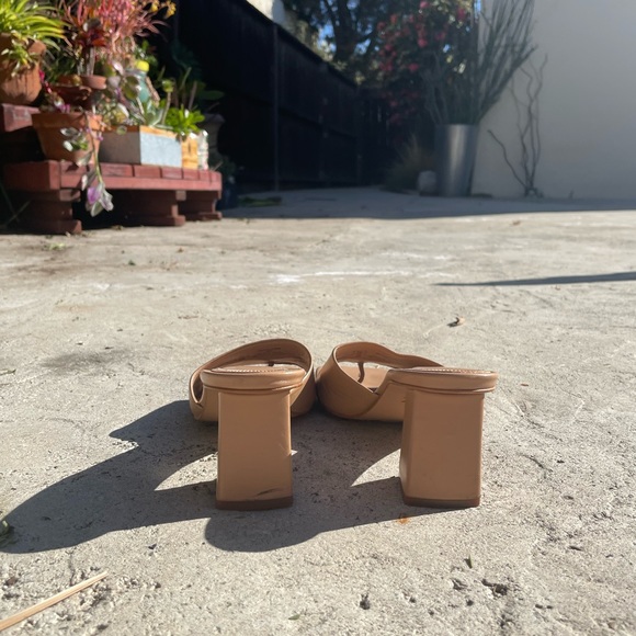 Tan small heels - Picture 3 of 4